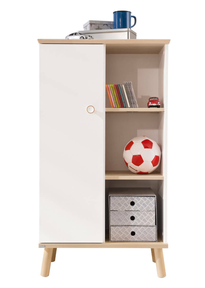 Standregal mit weißer Tür und offenen Regalfächern, gefüllt mit Büchern, einem Fußball und Dekorationsgegenständen, aus frontaler Perspektive.