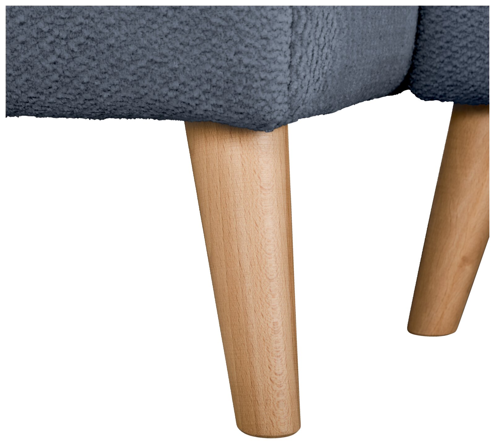 Detailaufnahme in Nahansicht von zwei konischen Holzbeinen eines gepolsterten Sessels/Sofas mit blau-grauem, strukturiertem Stoffbezug, Perspektive von unten seitlich vor weißem Hintergrund