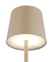 Nahaufnahme einer beige Tischleuchte mit rundem Lampenschirm, von unten betrachtet.