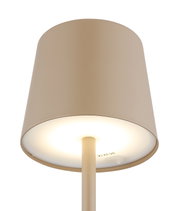 Nahaufnahme einer beige Tischleuchte mit rundem Lampenschirm, von unten betrachtet.