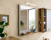 Moderner Wandspiegel mit Holzrahmen und integrierter Beleuchtung, seitliche Perspektive im Badezimmer.