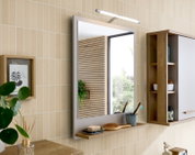 Moderner Wandspiegel mit Holzrahmen und integrierter Beleuchtung, seitliche Perspektive im Badezimmer.