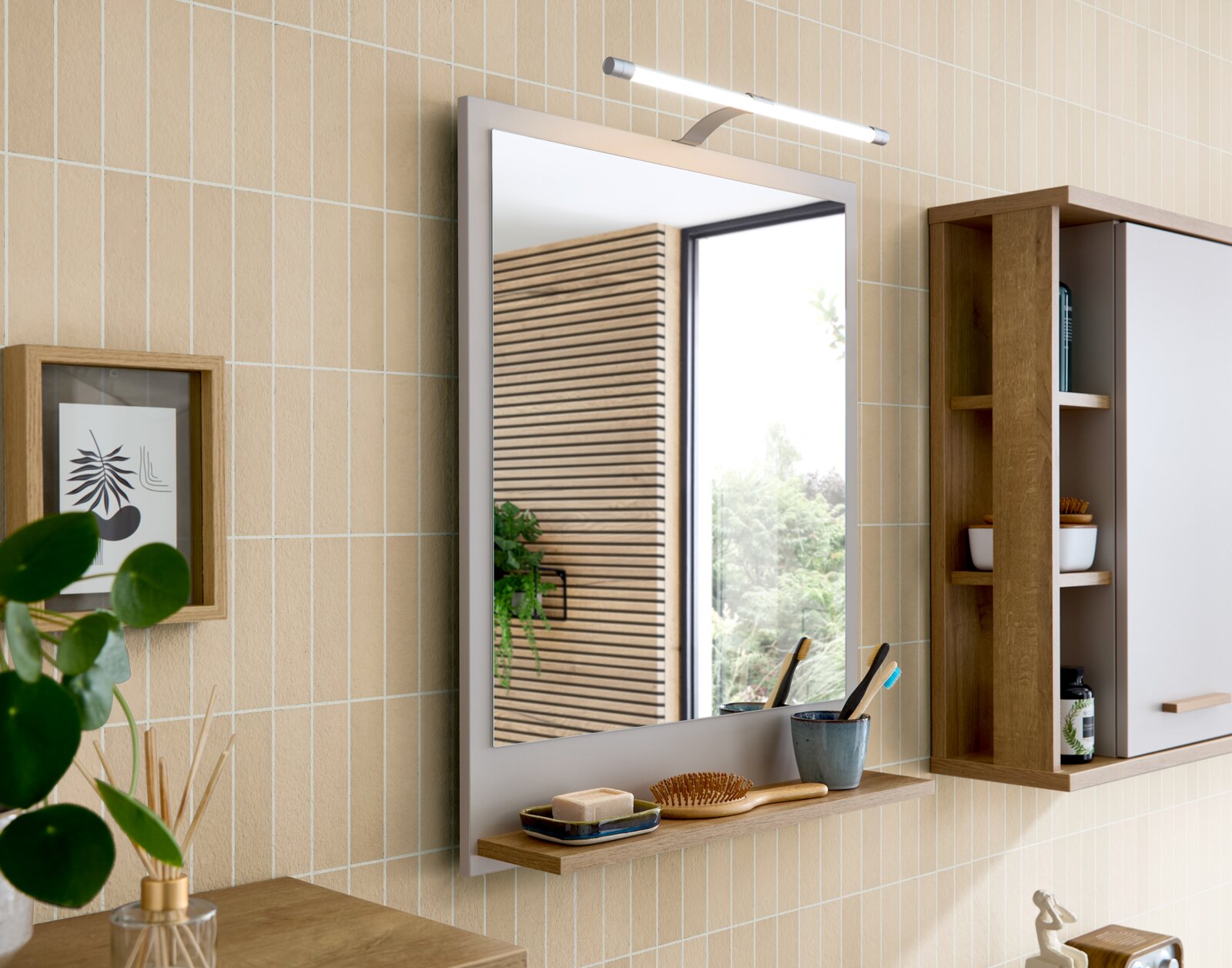 Moderner Wandspiegel mit Holzrahmen und integrierter Beleuchtung, seitliche Perspektive im Badezimmer.