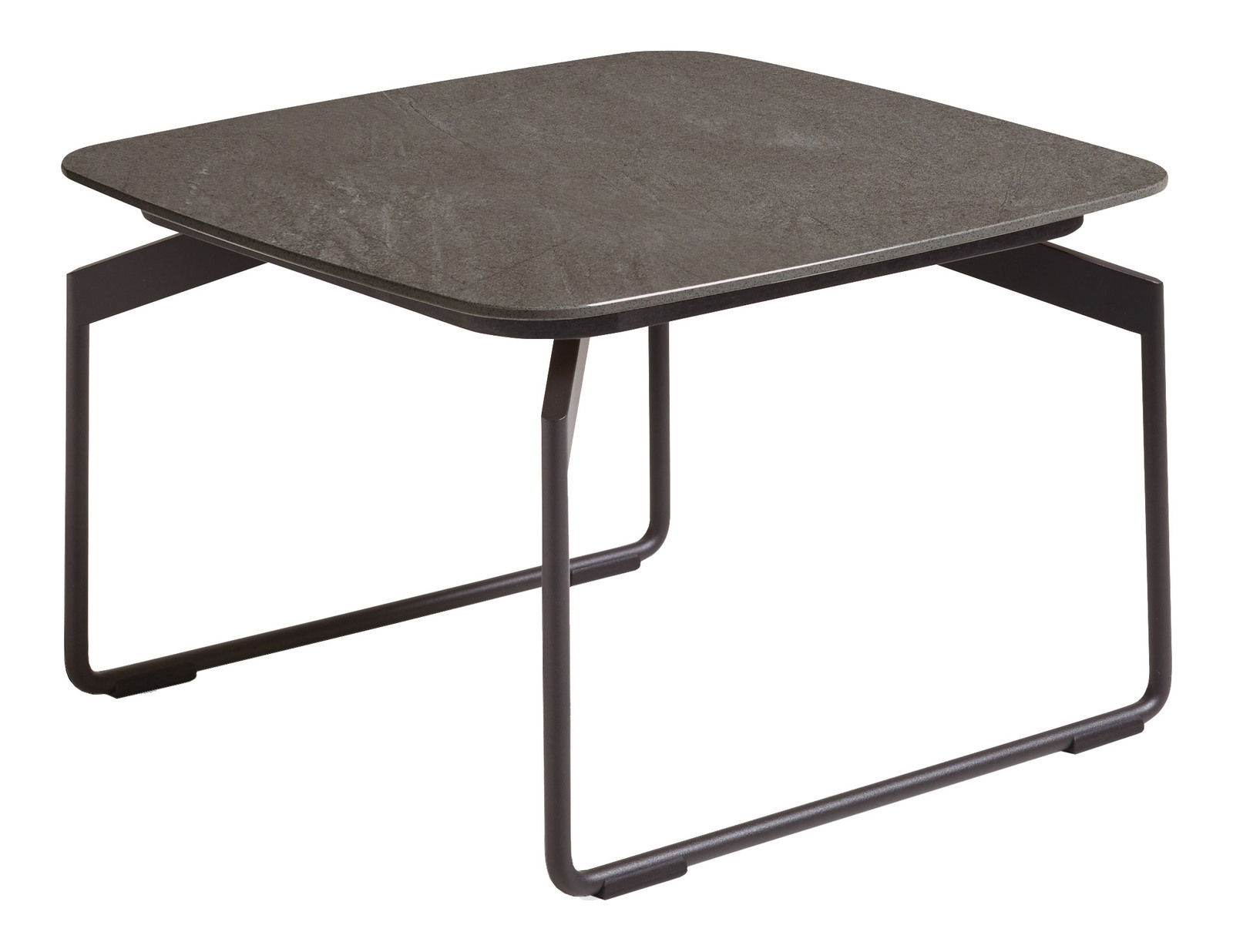 Moderner Couchtisch mit dunkler, quadratischer Tischplatte und schlankem Metallgestell, seitliche Perspektive.