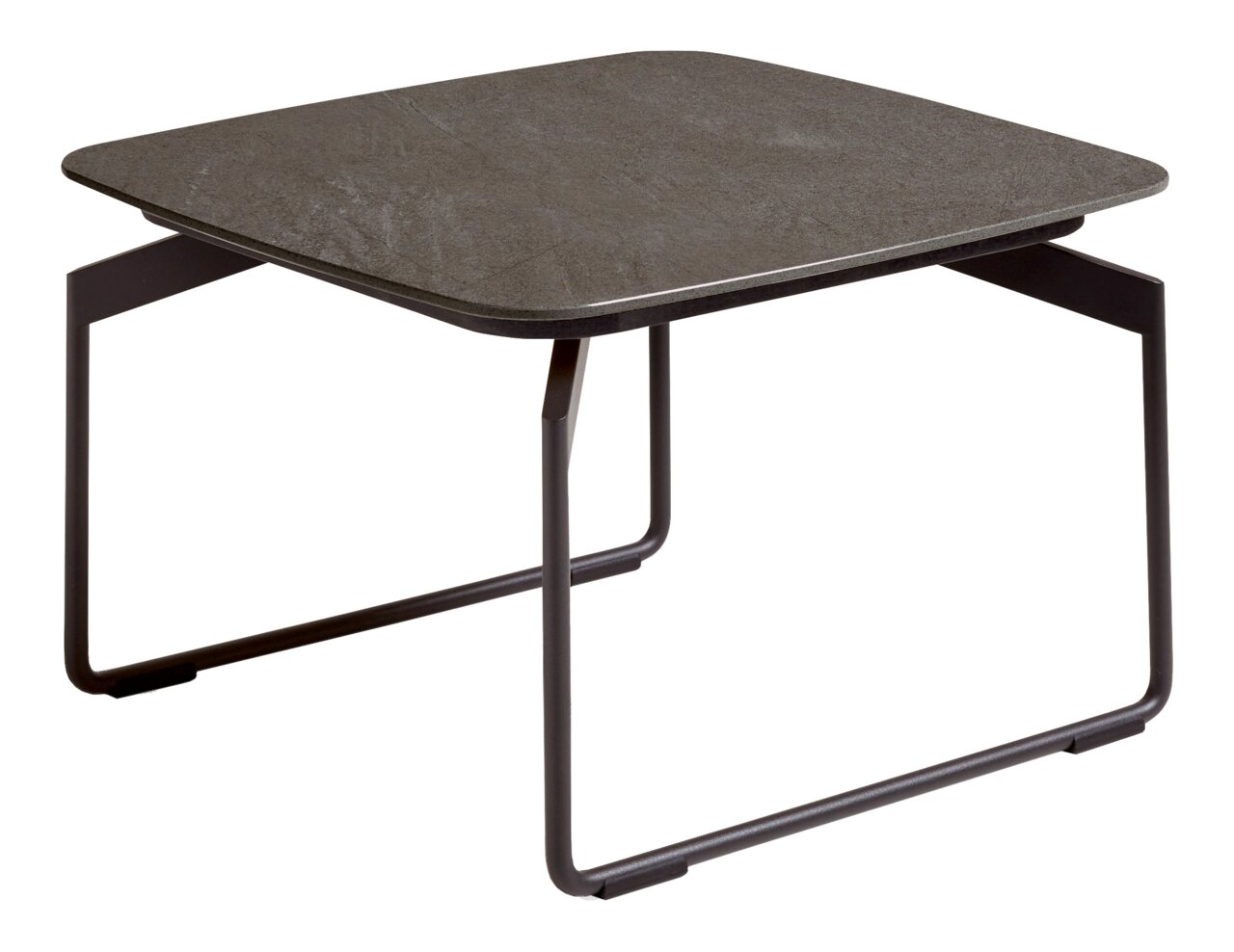 Moderner Couchtisch mit dunkler, quadratischer Tischplatte und schlankem Metallgestell, seitliche Perspektive.