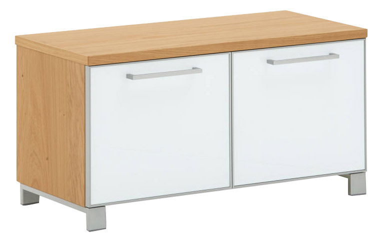 Garderobenbank aus Holz mit zwei weißen Türen und silbernen Griffen, seitliche Perspektive