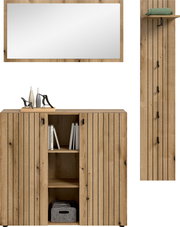 Frontansicht eines modernen Sideboards aus hellem Holz mit vertikalen schwarzen Linien, zwei Schiebetüren und offenem Mittelregal; darüber ein rechteckiger Spiegel im Holzrahmen, rechts ein passendes Holzpaneel mit Ablage und Haken.