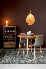 Weinregal aus Holz und Metall mit Platz für Flaschen und Gläser, seitliche Perspektive