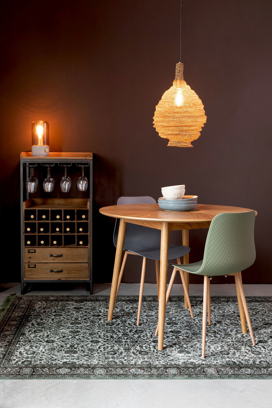 Weinregal aus Holz und Metall mit Platz für Flaschen und Gläser, seitliche Perspektive