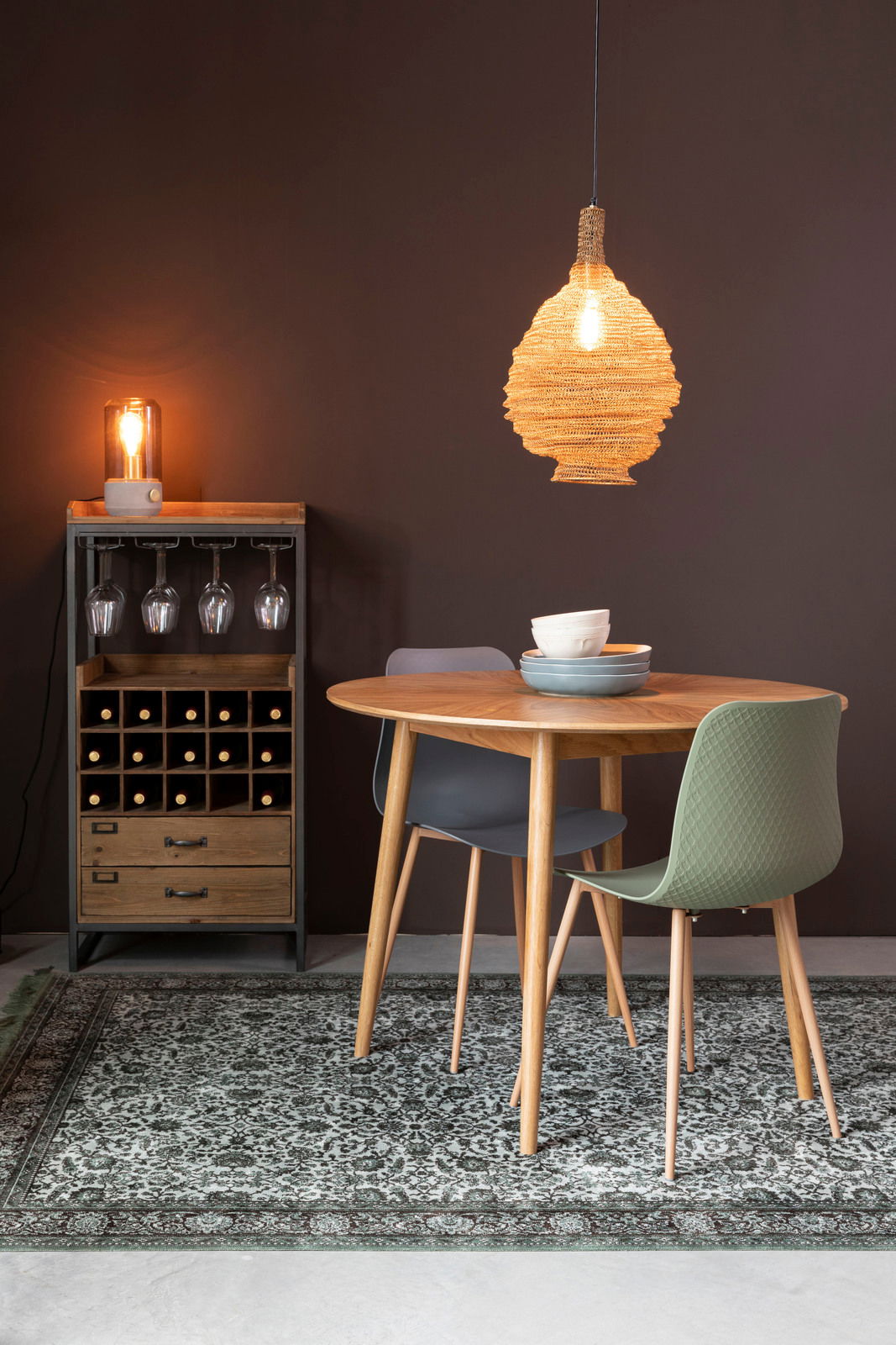 Weinregal aus Holz und Metall mit Platz für Flaschen und Gläser, seitliche Perspektive