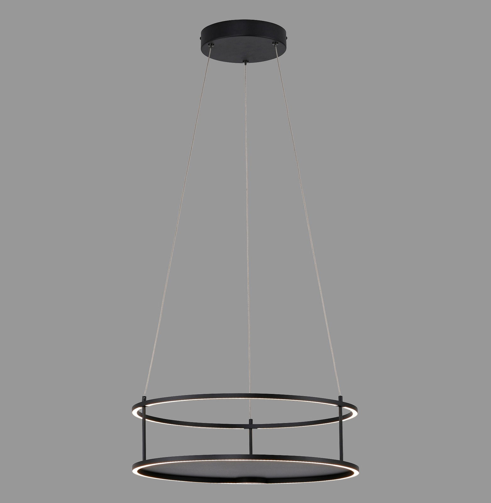 Moderne LED-Pendelleuchte mit zwei schwarzen Ringen, aufgehängt an dünnen Kabeln, seitliche Perspektive.