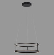 Moderne LED-Pendelleuchte mit zwei schwarzen Ringen, aufgehängt an dünnen Kabeln, seitliche Perspektive.