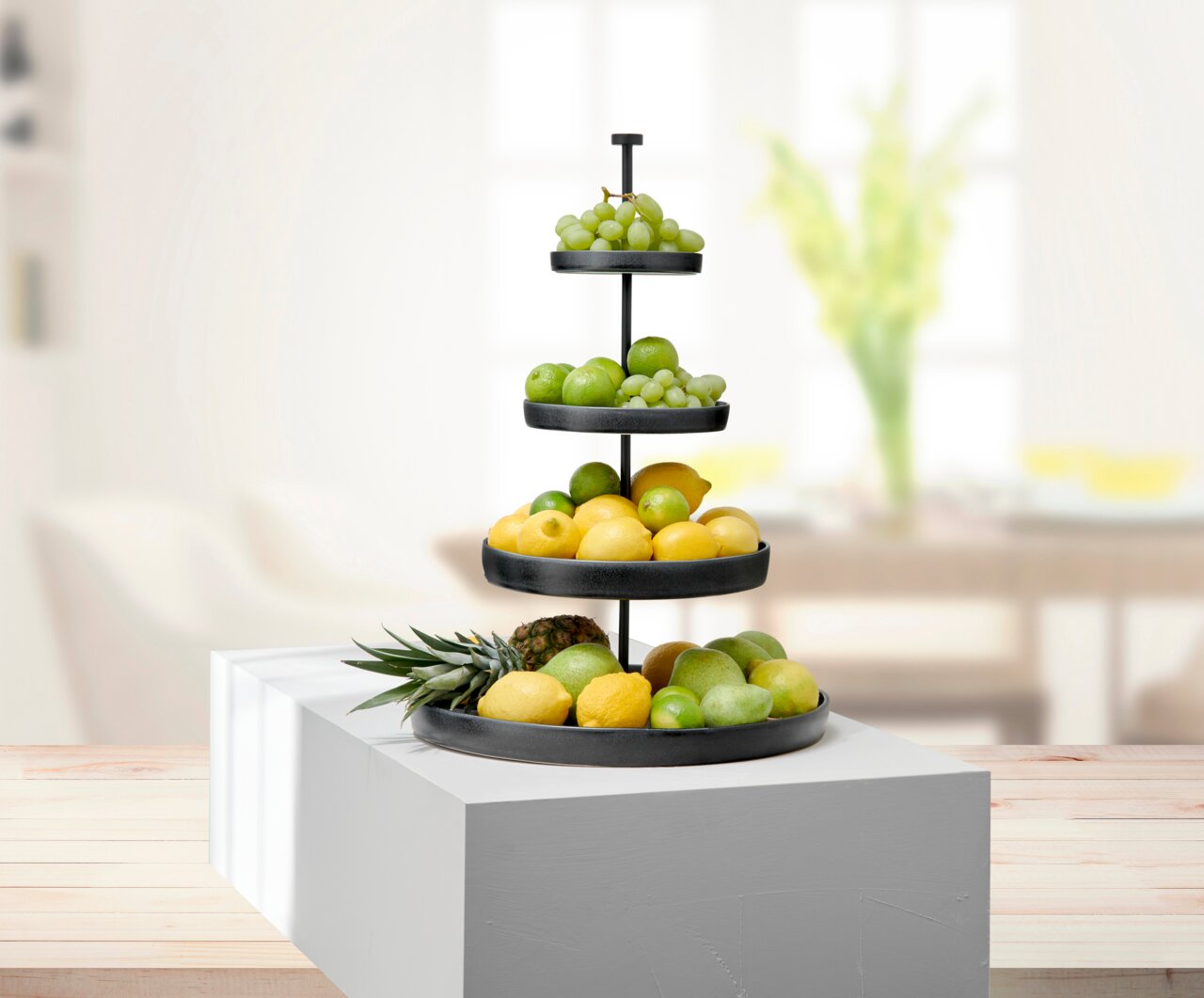 Vierstufige Etagere aus schwarzem Eisen, gefüllt mit verschiedenen Früchten, seitliche Perspektive
