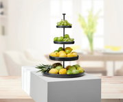 Vierstufige Etagere aus schwarzem Eisen, gefüllt mit verschiedenen Früchten, seitliche Perspektive