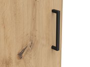 Nahaufnahme einer Holztür mit natürlicher Maserung und einem modernen schwarzen Griff, seitliche Perspektive.