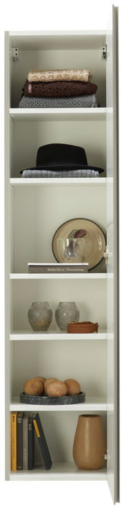 Ein geöffneter, weißer Schrank mit mehreren Regalböden, auf denen Kleidung, ein Hut, Bücher, Dekorationsgegenstände und Vasen zu sehen sind. Frontalansicht.