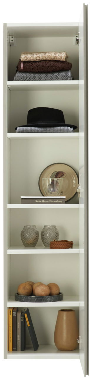 Ein geöffneter, weißer Schrank mit mehreren Regalböden, auf denen Kleidung, ein Hut, Bücher, Dekorationsgegenstände und Vasen zu sehen sind. Frontalansicht.