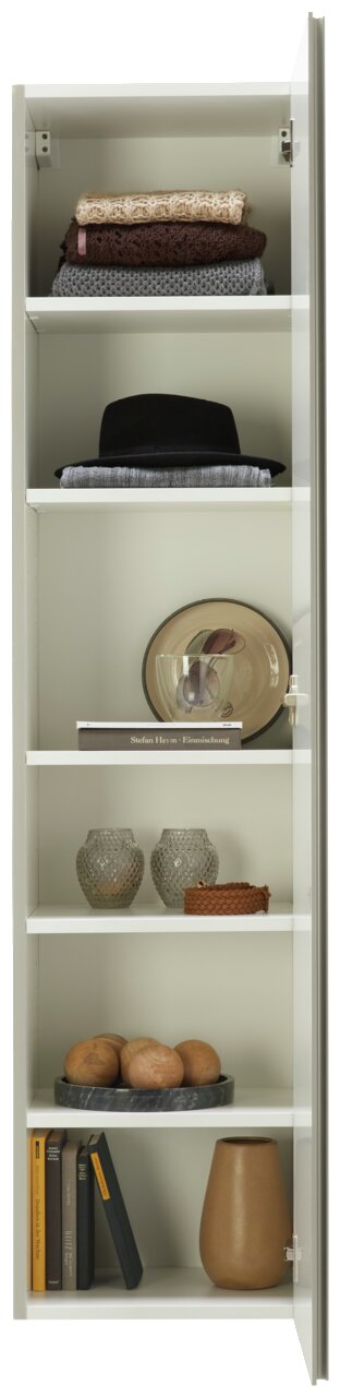 Een open, witte kast met meerdere planken waarop kleding, een hoed, boeken, decoratievoorwerpen en vazen te zien zijn. Vooraanzicht.