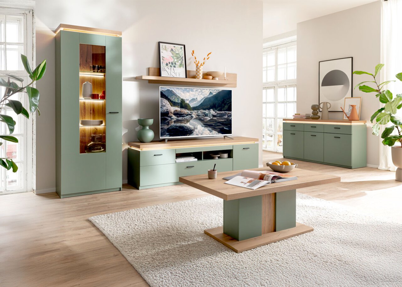 Z2 Wandboard MONITZ Modernes Wohnzimmer mit mintgrüner Wohnwand und Sideboard, TV-Lowboard mit Holzoptik und LED-Beleuchtung sowie Couchtisch, aufgenommen in Frontansicht mit leichter Schrägperspektive.