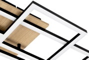 Moderne LED-Deckenleuchte mit geometrischem Design, aus der Seitenperspektive fotografiert.