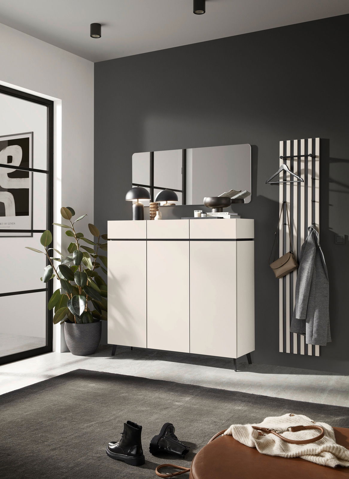 Voleo XL-Schuhschrank UNIQUE Moderner Eingangsbereich mit einem weißen Schuhschrank, einem rechteckigen Spiegel und einem Garderobenpaneel, seitliche Perspektive.