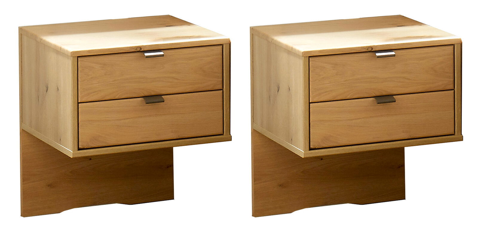Zwei moderne Nachttische aus hellem Massivholz mit zwei Schubladen und Metallgriffen, freigestellt auf weißem Hintergrund, in frontaler leicht schräger Perspektive