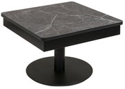 Moderne salontafel met een vierkant tafelblad in grijze marmerlook en een zwarte, ronde voet, gezien vanaf de zijkant
