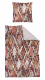 Bettwäsche-Set mit geometrischem Muster in warmen Erdtönen, bestehend aus einem Kissenbezug und einem Bettdeckenbezug, aus der Vogelperspektive.