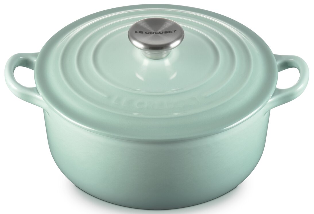 Mintgrüner Le Creuset Gusseisen-Bräter mit Deckel und Edelstahlknauf, mit zwei seitlichen Griffen, freigestellt auf weißem Hintergrund, Ansicht leicht von oben (3/4-Perspektive).