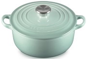 Mintgrüner Le Creuset Gusseisen-Bräter mit Deckel und Edelstahlknauf, mit zwei seitlichen Griffen, freigestellt auf weißem Hintergrund, Ansicht leicht von oben (3/4-Perspektive).