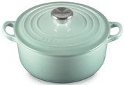 Mintgrüner Le Creuset Gusseisen-Bräter mit Deckel und Edelstahlknauf, mit zwei seitlichen Griffen, freigestellt auf weißem Hintergrund, Ansicht leicht von oben (3/4-Perspektive).
