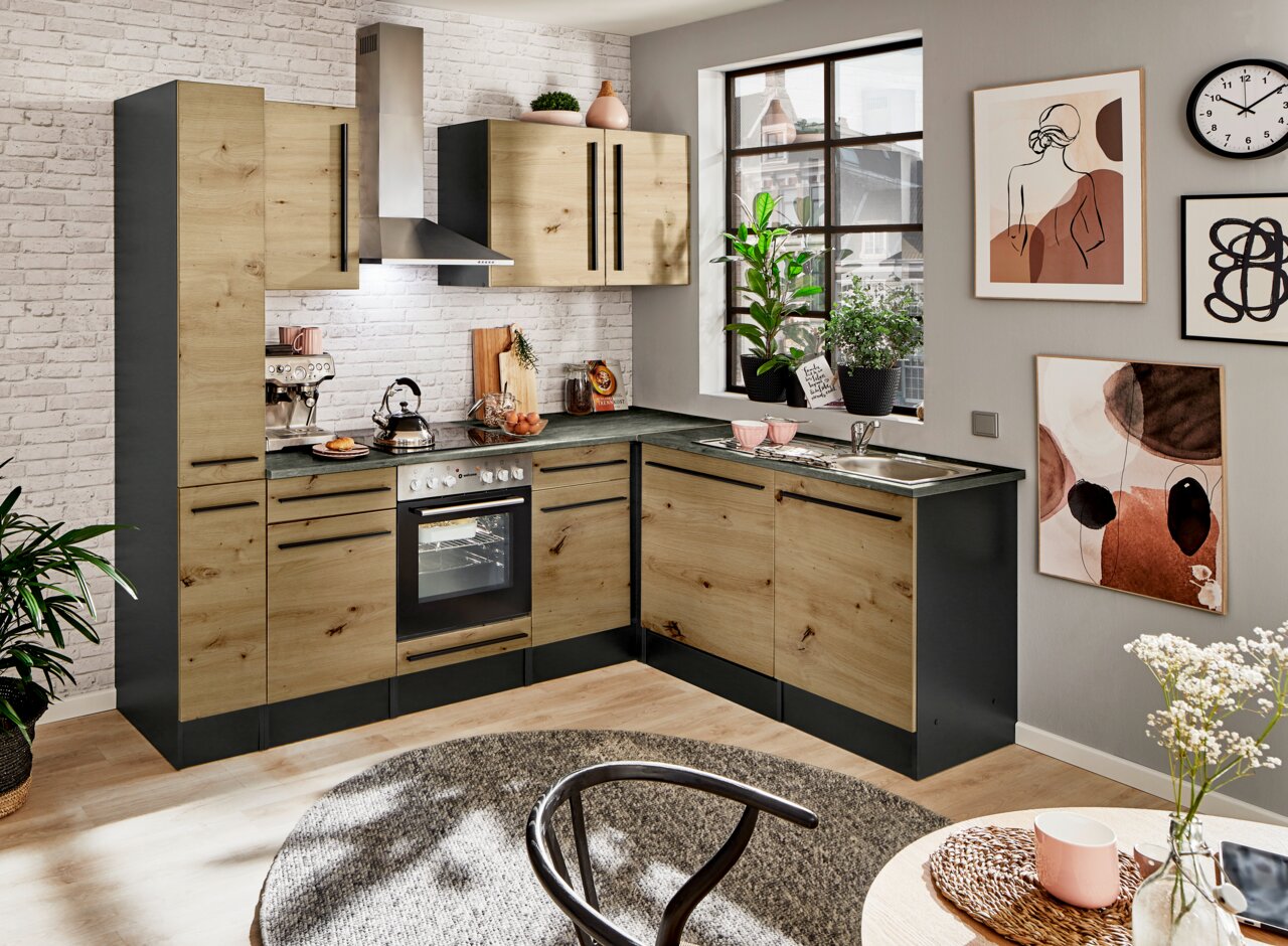 Moderne L-förmige Küche mit Holzfronten und schwarzen Akzenten, fotografiert aus einer leicht erhöhten Perspektive.