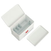 Offene weiße Medizinbox mit Fächern, von oben betrachtet