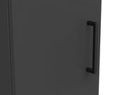 Nahaufnahme eines schwarzen Mehrzweckschranks mit modernem Griff, seitliche Perspektive