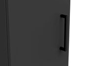 Nahaufnahme eines schwarzen Mehrzweckschranks mit modernem Griff, seitliche Perspektive