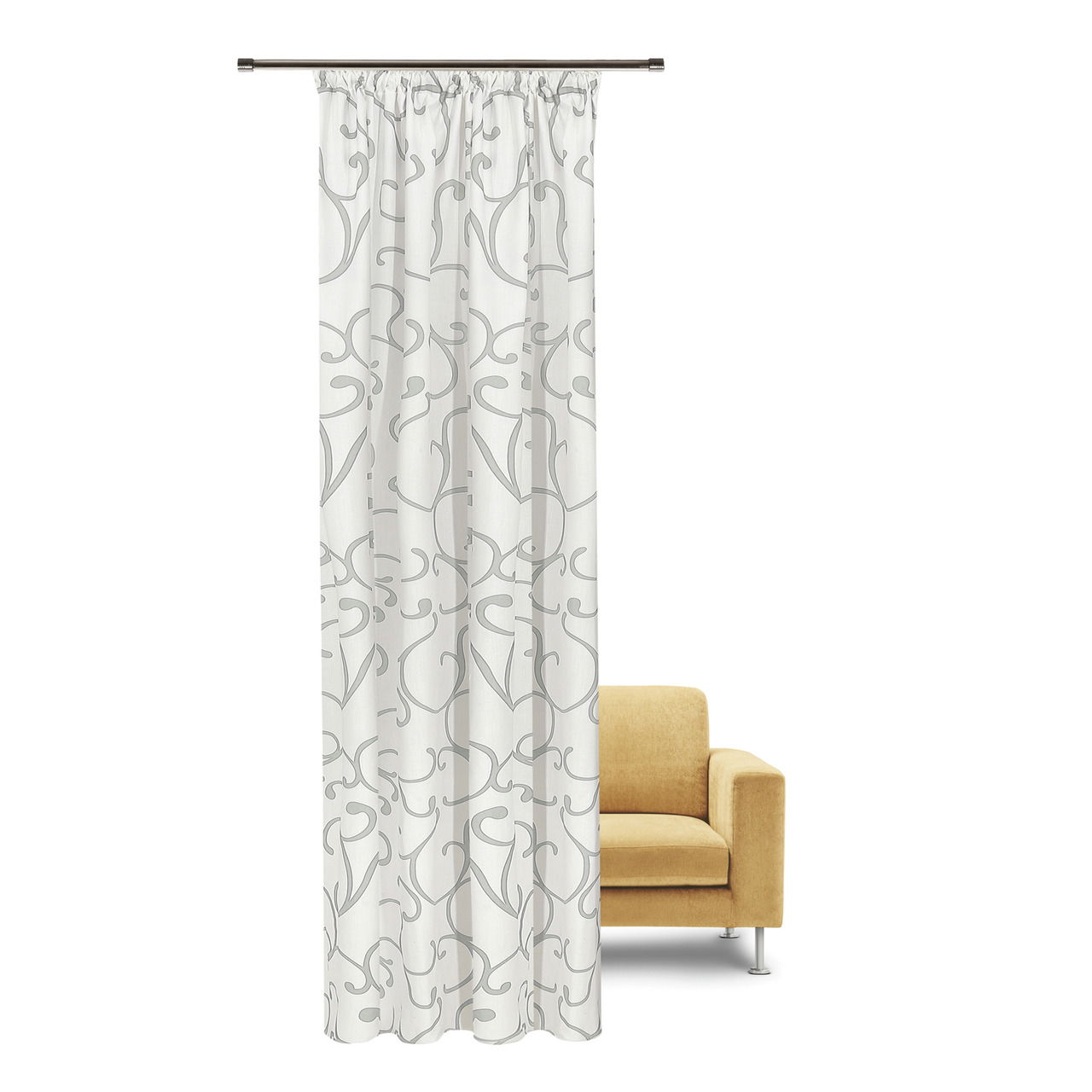 Vorhang mit grauem Muster, aufgehängt vor einem gelben Sessel, frontal betrachtet.