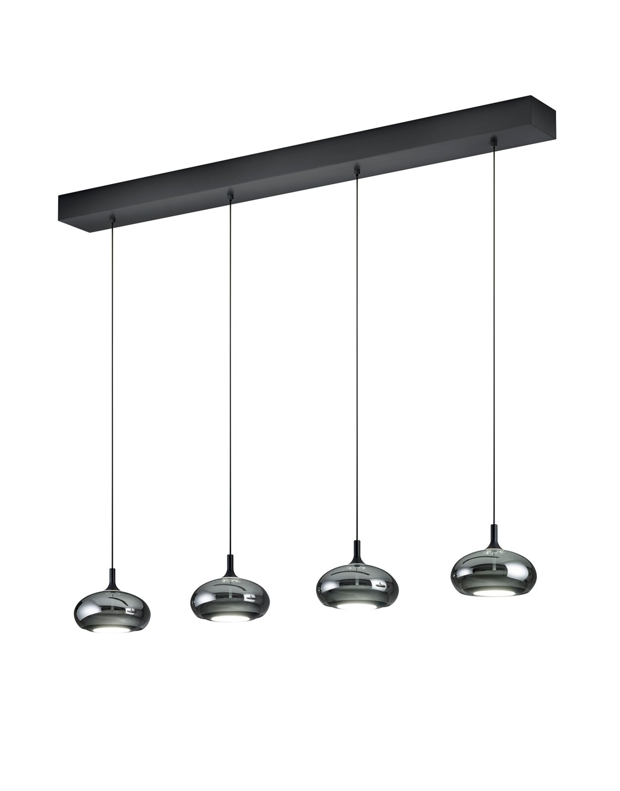 Moderne vierflammige Pendelleuchte mit schwarzem Deckenbalken und rauchgrauen, abgerundeten Glasschirmen, aus schräger Untersicht vor weißem Hintergrund