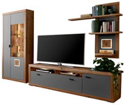 Moderne Wandkombination aus Holz mit grauen Fronten, bestehend aus einem TV-Schrank, einem hohen Vitrinenschrank und einem Wandregal mit Dekorationen. Perspektive: Frontalansicht.