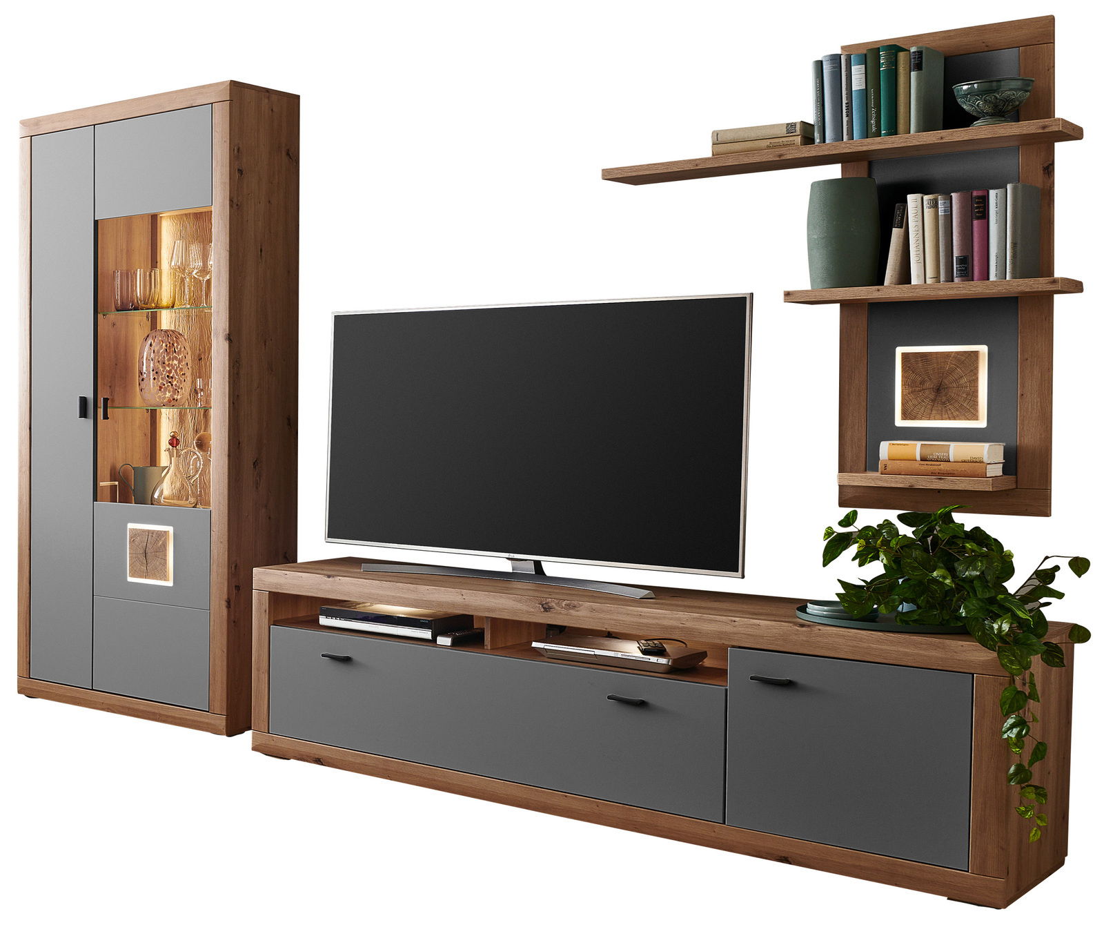 Moderne Wandkombination aus Holz mit grauen Fronten, bestehend aus einem TV-Schrank, einem hohen Vitrinenschrank und einem Wandregal mit Dekorationen. Perspektive: Frontalansicht.