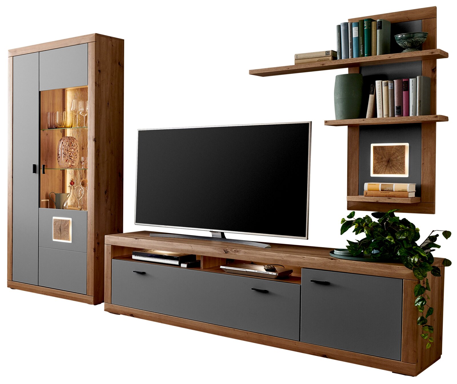 Moderne wandcombinatie van hout met grijze fronten, bestaande uit een tv-kast, een hoge vitrinekast en een wandrek met decoraties. Perspectief: vooraanzicht.