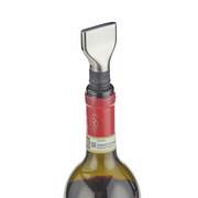 Weinflasche mit aufgesetztem Ausgießer aus Edelstahl, Ansicht von oben