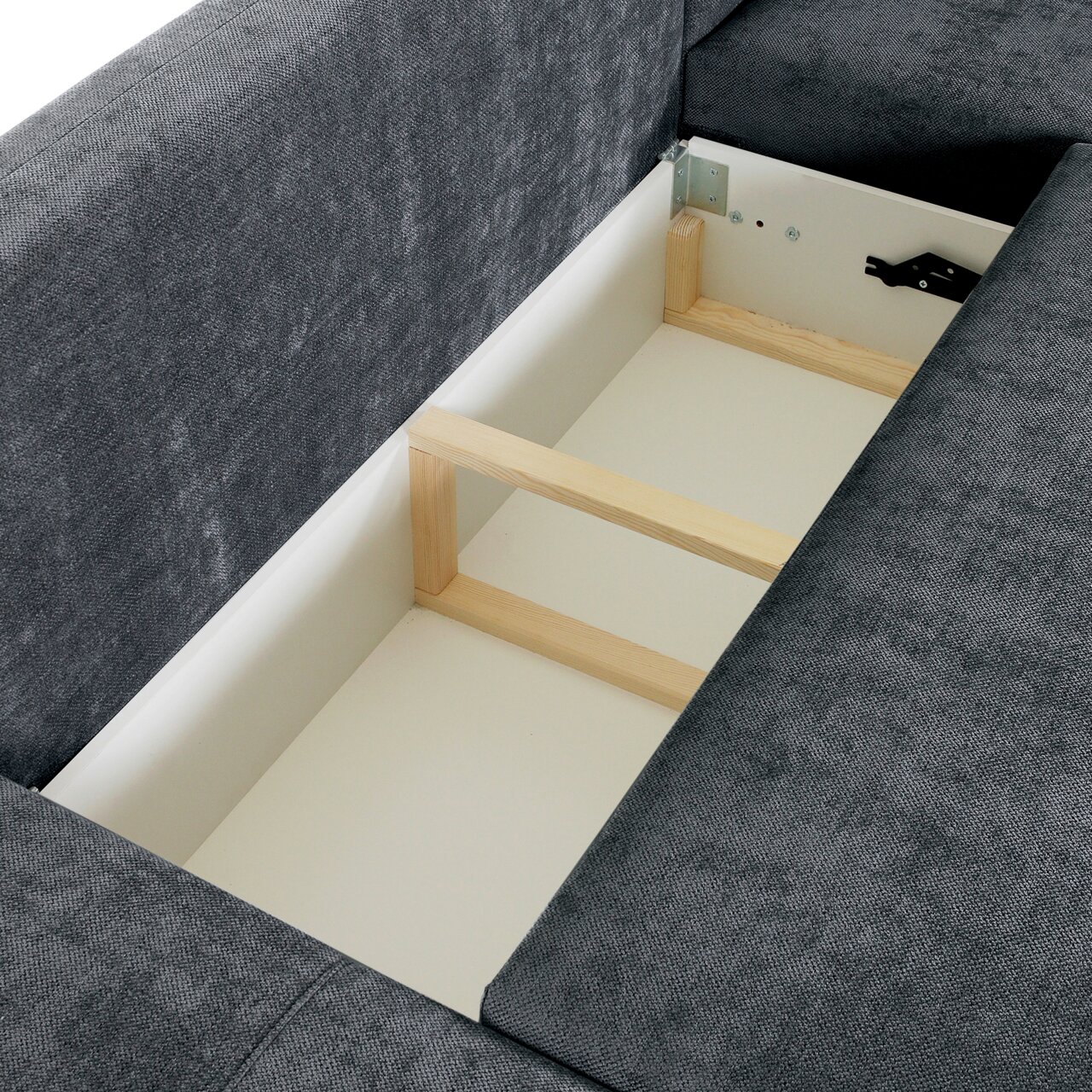 Innenansicht eines grauen Sofas mit Stauraum, Perspektive von oben.