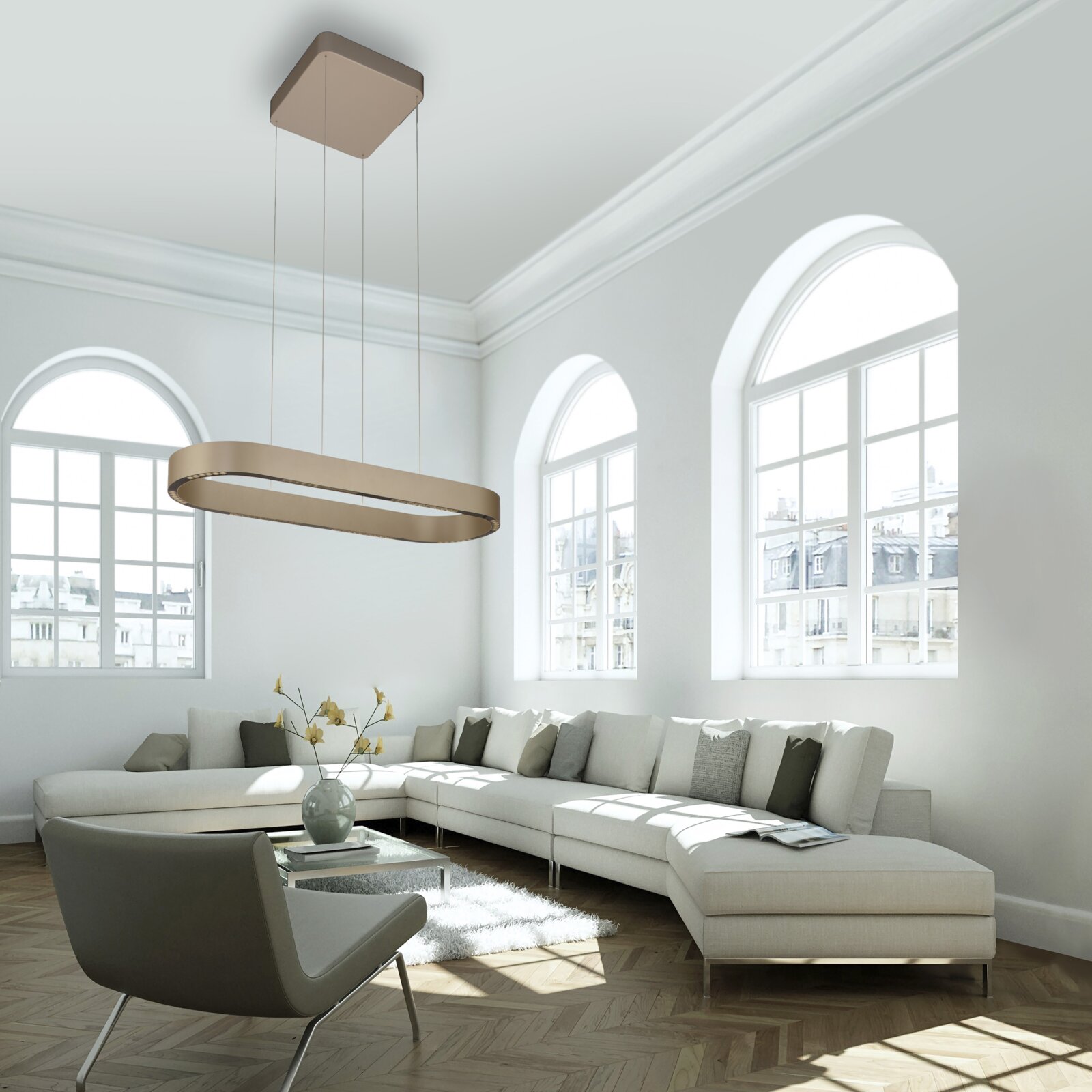 Moderne, oval geformte LED-Pendelleuchte in warmem Taupe/Beige hängt an dünnen Seilen über einer hellen Wohnlandschaft mit großen Rundbogenfenstern, Perspektive: leicht von unten nach oben im Raumwinkel