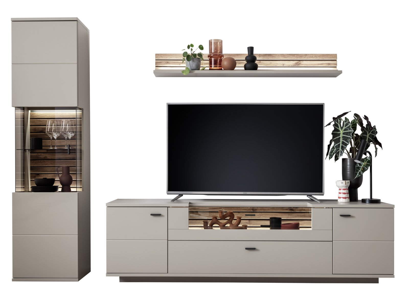 Wohnwand-Set in Grau mit Holzoptik-Akzenten, bestehend aus TV-Lowboard, Hängeregal und Vitrine mit Glasfront, frontal aus leichter Seitenperspektive vor weißem Hintergrund