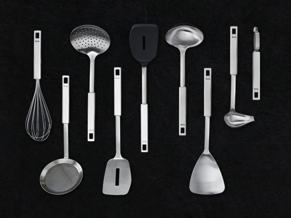 Eine Sammlung von Küchenutensilien aus Edelstahl