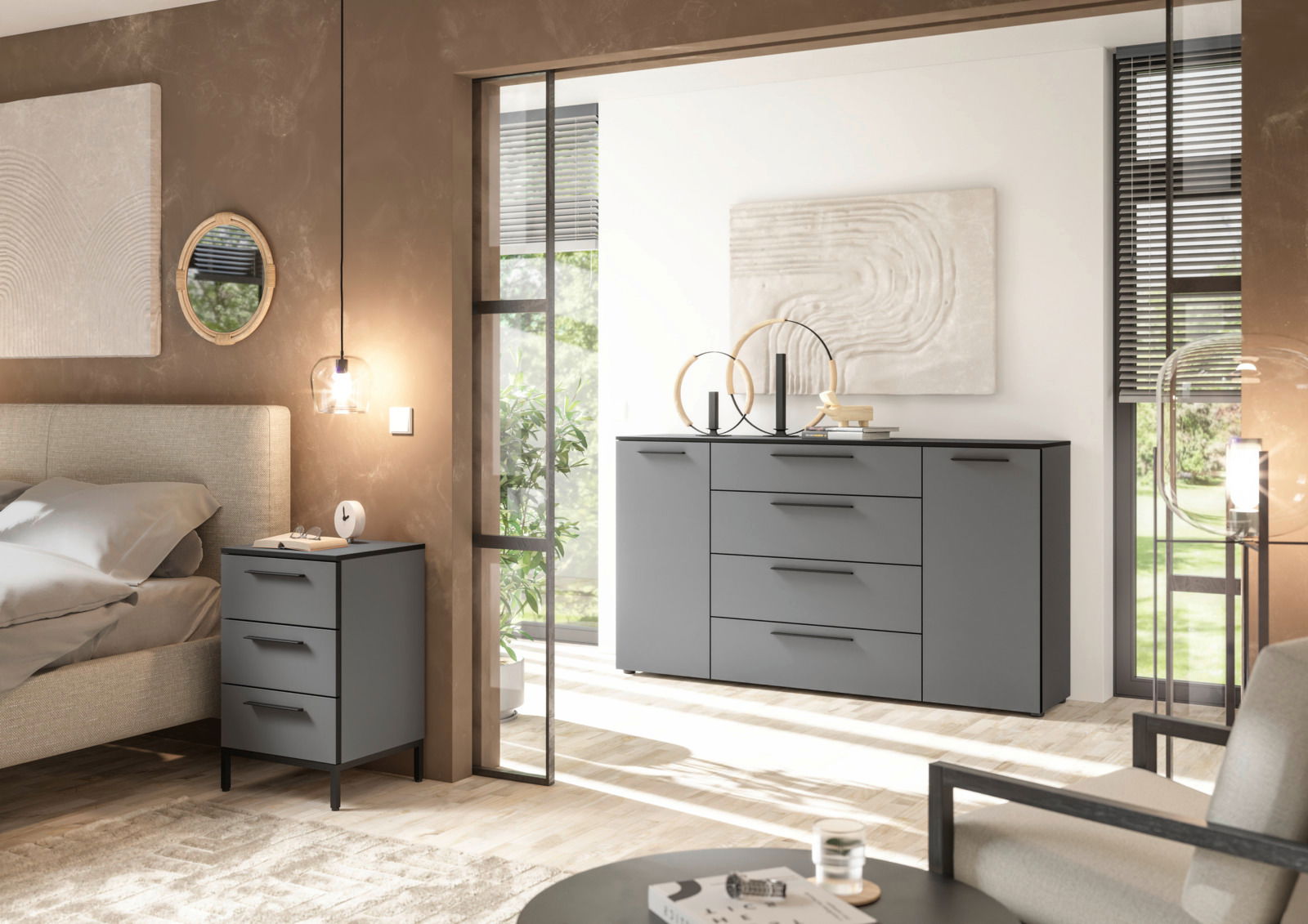 Moderne Schlafzimmeransicht mit grauer Nachtkommode und passender Kommode im Hintergrund, seitliche Perspektive