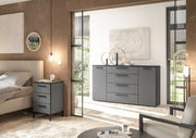 Moderne Schlafzimmeransicht mit grauer Nachtkommode und passender Kommode im Hintergrund, seitliche Perspektive