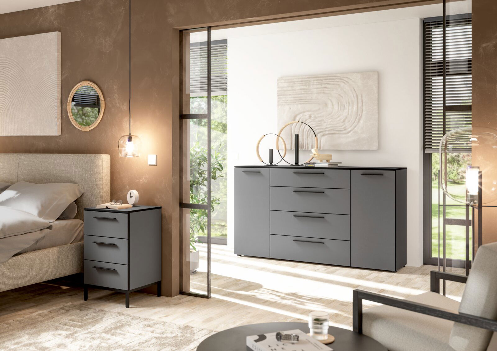 Moderne Schlafzimmeransicht mit grauer Nachtkommode und passender Kommode im Hintergrund, seitliche Perspektive