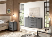 Moderne Schlafzimmeransicht mit grauer Nachtkommode und passender Kommode im Hintergrund, seitliche Perspektive