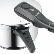 Schnellkochtopf WMF Perfect mit schwarzem Griff, seitliche Perspektive